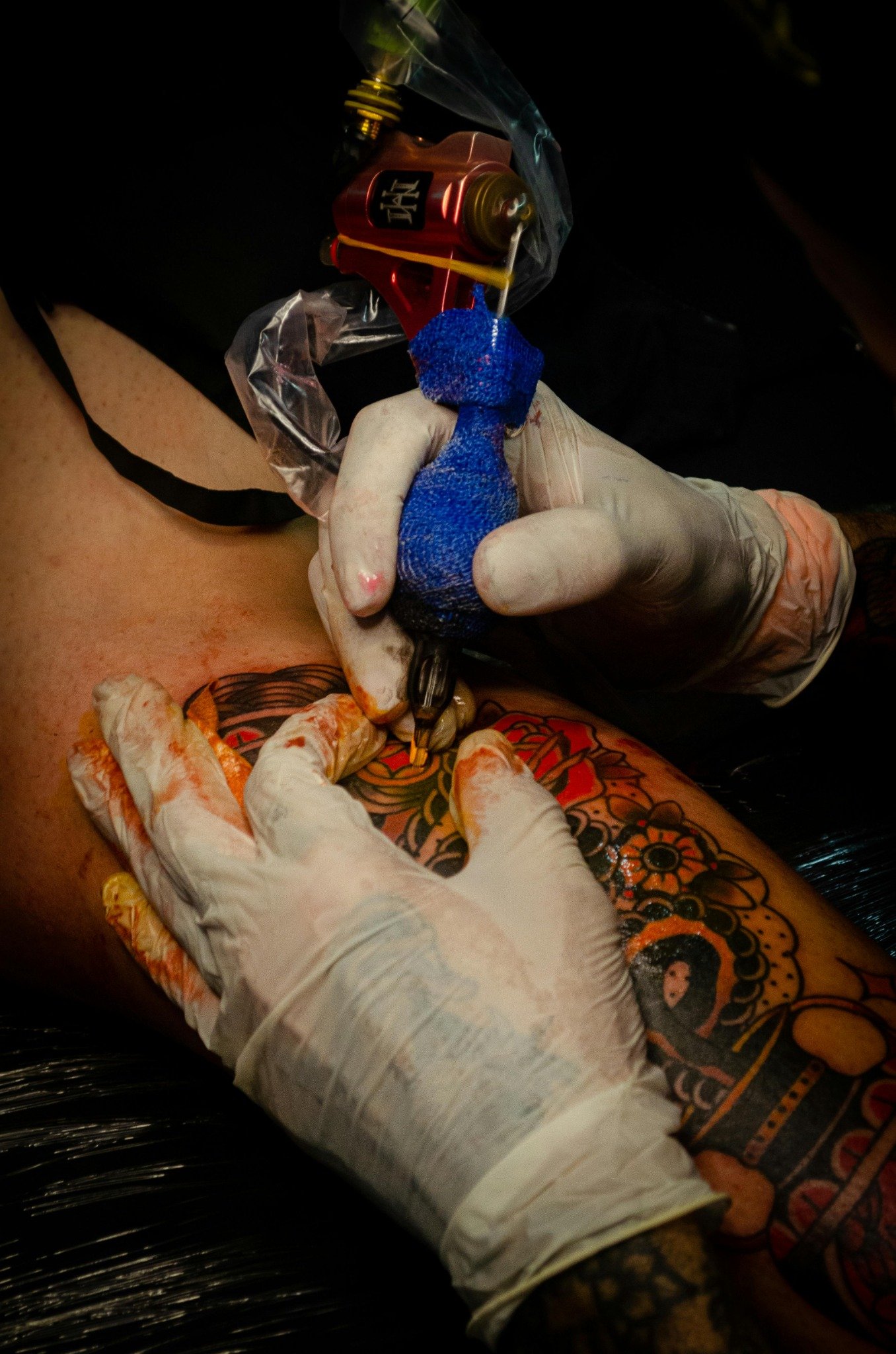 Tatuatore al lavoro